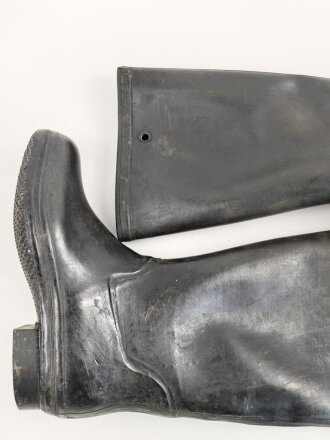 Paar Gummistiefel zum schweren Gasschutzanzug der Wehrmacht. Guter Zustand, datiert 1944