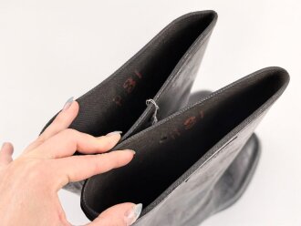 Paar Gummistiefel zum schweren Gasschutzanzug der Wehrmacht. Guter Zustand, datiert 1944