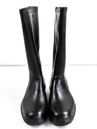 Paar Gummistiefel zum schweren Gasschutzanzug der...