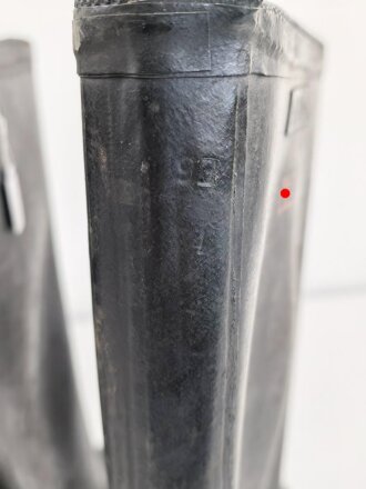 Paar Gummistiefel zum schweren Gasschutzanzug der Wehrmacht. Guter Zustand, datiert 1944
