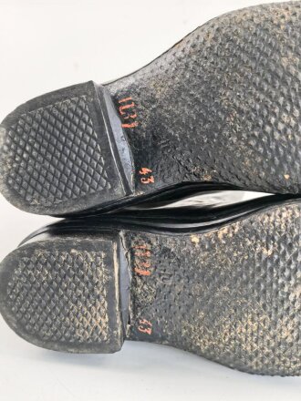 Paar Gummistiefel zum schweren Gasschutzanzug der Wehrmacht. Guter Zustand, datiert 1944
