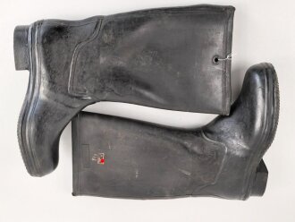 Paar Gummistiefel zum schweren Gasschutzanzug der Wehrmacht. Guter Zustand, datiert 1944