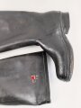 Paar Gummistiefel zum schweren Gasschutzanzug der Wehrmacht. Guter Zustand, datiert 1944