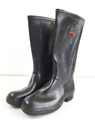 Paar Gummistiefel zum schweren Gasschutzanzug der...