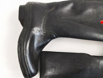 Paar Gummistiefel zum schweren Gasschutzanzug der Wehrmacht. Guter Zustand, datiert 1944