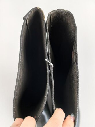 Paar Gummistiefel zum schweren Gasschutzanzug der Wehrmacht. Guter Zustand, datiert 1944