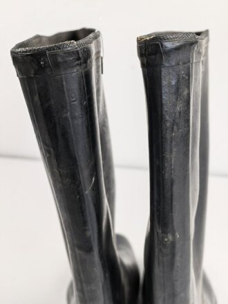 Paar Gummistiefel zum schweren Gasschutzanzug der Wehrmacht. Guter Zustand, datiert 1944