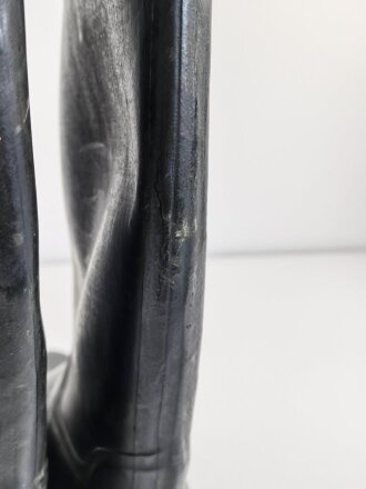 Paar Gummistiefel zum schweren Gasschutzanzug der Wehrmacht. Guter Zustand, datiert 1944