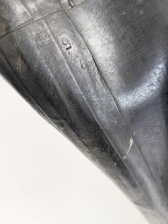 Paar Gummistiefel zum schweren Gasschutzanzug der Wehrmacht. Guter Zustand, datiert 1944