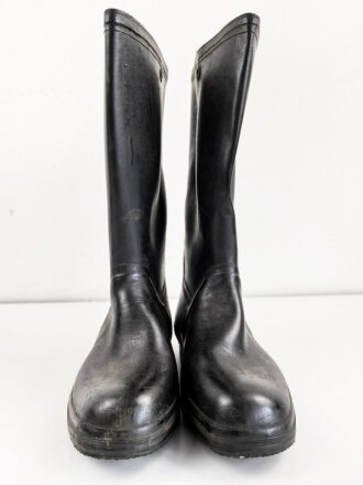 Paar Gummistiefel zum schweren Gasschutzanzug der...