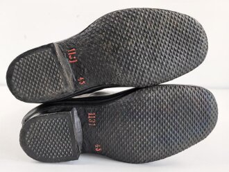 Paar Gummistiefel zum schweren Gasschutzanzug der Wehrmacht. Guter Zustand, datiert 1944