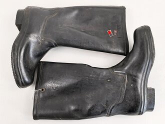 Paar Gummistiefel zum schweren Gasschutzanzug der Wehrmacht. Guter Zustand, datiert 1944