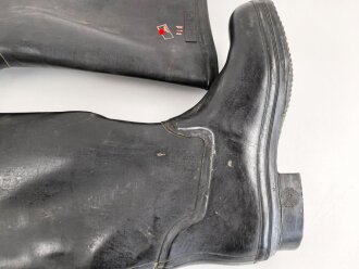 Paar Gummistiefel zum schweren Gasschutzanzug der Wehrmacht. Guter Zustand, datiert 1944