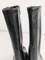 Paar Gummistiefel zum schweren Gasschutzanzug der Wehrmacht. Guter Zustand, datiert 1944