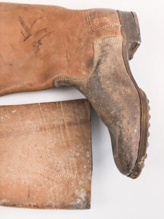 Paar Stiefel für Mannschaften der Wehrmacht. Ungetragenes Paar mit Reichsbetriebsnummer im Schaft. Ungereinigt, Sohlenlänge knapp 31cm