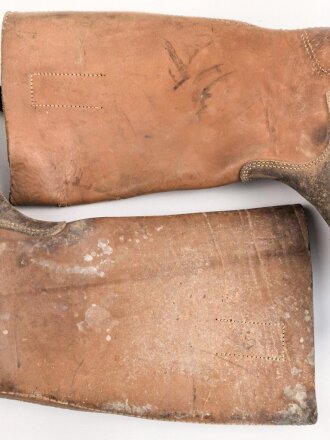 Paar Stiefel für Mannschaften der Wehrmacht. Ungetragenes Paar mit Reichsbetriebsnummer im Schaft. Ungereinigt, Sohlenlänge knapp 31cm