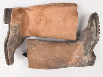 Paar Stiefel für Mannschaften der Wehrmacht. Ungetragenes Paar mit Reichsbetriebsnummer im Schaft. Ungereinigt, Sohlenlänge knapp 31cm