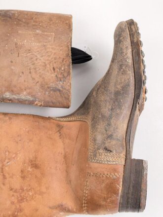 Paar Stiefel für Mannschaften der Wehrmacht. Ungetragenes Paar mit Reichsbetriebsnummer im Schaft. Ungereinigt, Sohlenlänge knapp 31cm