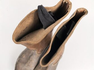 Paar Stiefel für Mannschaften der Wehrmacht. Ungetragenes Paar mit Reichsbetriebsnummer im Schaft. Ungereinigt, Sohlenlänge knapp 31cm