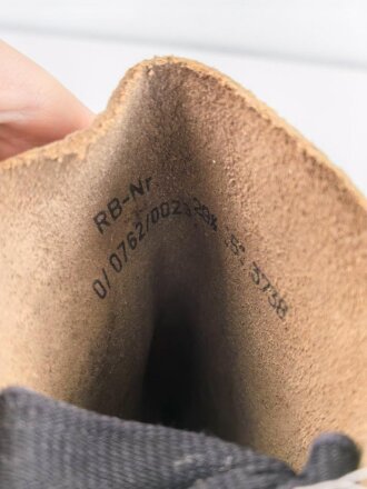 Paar Stiefel für Mannschaften der Wehrmacht. Ungetragenes Paar mit Reichsbetriebsnummer im Schaft. Ungereinigt, Sohlenlänge knapp 31cm
