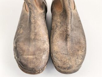 Paar Stiefel für Mannschaften der Wehrmacht. Ungetragenes Paar mit Reichsbetriebsnummer im Schaft. Ungereinigt, Sohlenlänge knapp 31cm