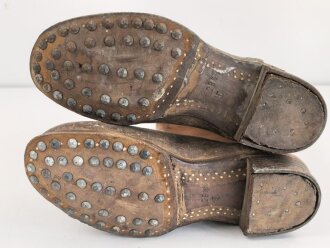 Paar Stiefel für Mannschaften der Wehrmacht. Ungetragenes Paar mit Reichsbetriebsnummer im Schaft. Ungereinigt, Sohlenlänge knapp 31cm