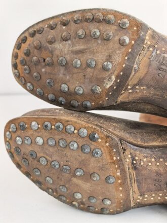 Paar Stiefel für Mannschaften der Wehrmacht. Ungetragenes Paar mit Reichsbetriebsnummer im Schaft. Ungereinigt, Sohlenlänge knapp 31cm