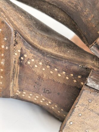 Paar Stiefel für Mannschaften der Wehrmacht. Ungetragenes Paar mit Reichsbetriebsnummer im Schaft. Ungereinigt, Sohlenlänge knapp 31cm