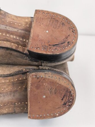 Reichswehr, Paar Stiefel für Mannschaften im Stil des 1. Weltkrieg mit Seitennaht. Ungetragenes Paar,  Variante ohne Absatzeisen und Stiefelnägel. Sohlenlänge 30cm