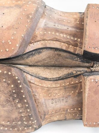 Reichswehr, Paar Stiefel für Mannschaften im Stil des 1. Weltkrieg mit Seitennaht. Ungetragenes Paar,  Variante ohne Absatzeisen und Stiefelnägel. Sohlenlänge 30cm