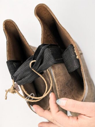 Reichswehr, Paar Stiefel für Mannschaften im Stil des 1. Weltkrieg mit Seitennaht. Ungetragenes Paar,  Variante ohne Absatzeisen und Stiefelnägel. Sohlenlänge 30cm