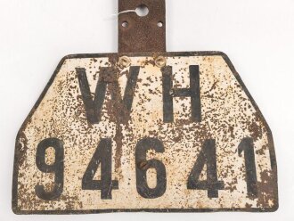 Wehrmacht Nummernschild mit Halterung . Breite 31cm, ungereinigtes Stück