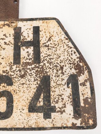 Wehrmacht Nummernschild mit Halterung . Breite 31cm, ungereinigtes Stück