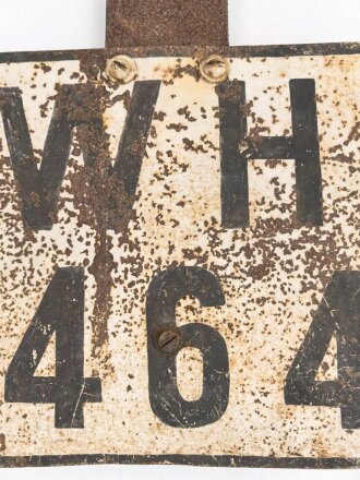 Wehrmacht Nummernschild mit Halterung . Breite 31cm, ungereinigtes Stück