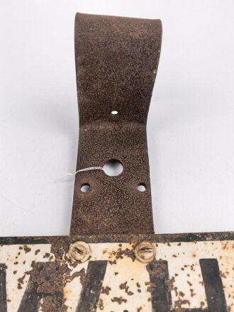 Wehrmacht Nummernschild mit Halterung . Breite 31cm, ungereinigtes Stück