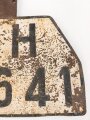 Wehrmacht Nummernschild mit Halterung . Breite 31cm, ungereinigtes Stück