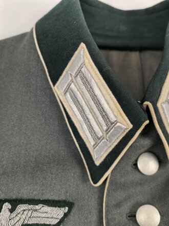 Heer, Waffenrock für einen Hauptmann im Infanterie Regiment 128. Der Brustadler  unrichtig, aber sauber vernäht, sonst sehr guter Gesamtzustand