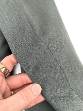 Heer, Waffenrock für einen Hauptmann im Infanterie Regiment 128. Der Brustadler  unrichtig, aber sauber vernäht, sonst sehr guter Gesamtzustand