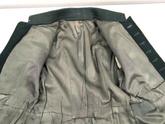 Heer, Waffenrock für einen Hauptmann im Infanterie Regiment 128. Der Brustadler  unrichtig, aber sauber vernäht, sonst sehr guter Gesamtzustand