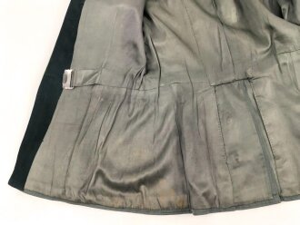 Heer, Waffenrock für einen Hauptmann im Infanterie Regiment 128. Der Brustadler  unrichtig, aber sauber vernäht, sonst sehr guter Gesamtzustand