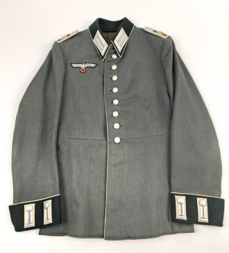 Heer, Waffenrock für einen Hauptmann im Infanterie Regiment 128. Der Brustadler  unrichtig, aber sauber vernäht, sonst sehr guter Gesamtzustand