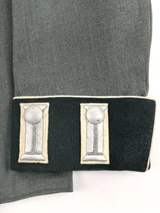Heer, Waffenrock für einen Hauptmann im Infanterie Regiment 128. Der Brustadler  unrichtig, aber sauber vernäht, sonst sehr guter Gesamtzustand