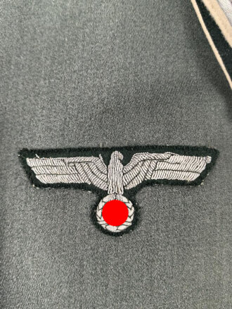 Heer, Waffenrock für einen Hauptmann im Infanterie Regiment 128. Der Brustadler  unrichtig, aber sauber vernäht, sonst sehr guter Gesamtzustand