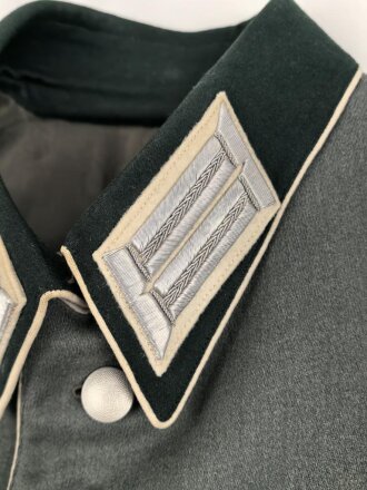 Heer, Waffenrock für einen Hauptmann im Infanterie Regiment 128. Der Brustadler  unrichtig, aber sauber vernäht, sonst sehr guter Gesamtzustand