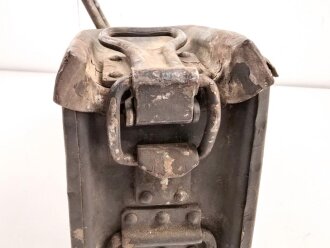 Wehrmacht Gurtkasten als Sanitäts / Rot Kreuz Kasten in einem Fahrzeug der Wehrmacht. Originallack, ungereinigtes Stück