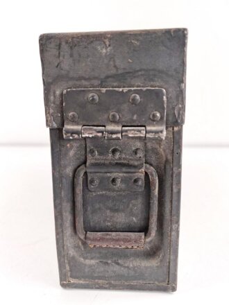 Wehrmacht Gurtkasten als Sanitäts / Rot Kreuz Kasten in einem Fahrzeug der Wehrmacht. Originallack, ungereinigtes Stück