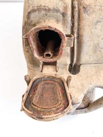 20 Liter Kraftstoff Kanister Wehrmacht datiert 1944. Originallack, ungereinigtes Stück. Zwei alt verschlossene Einschußlöcher