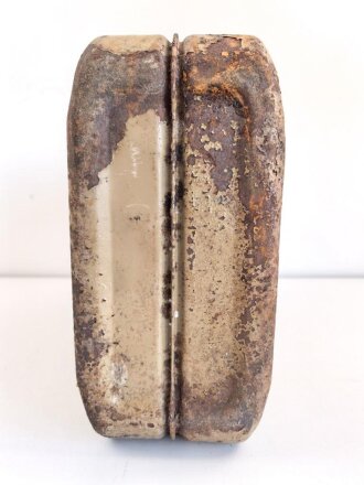 20 Liter Kraftstoff Kanister Wehrmacht datiert 1944. Originallack, ungereinigtes Stück. Zwei alt verschlossene Einschußlöcher