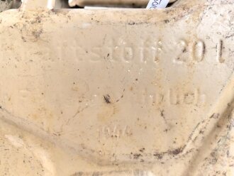 20 Liter Kraftstoff Kanister Wehrmacht datiert 1944. Originallack, ungereinigtes Stück. Zwei alt verschlossene Einschußlöcher