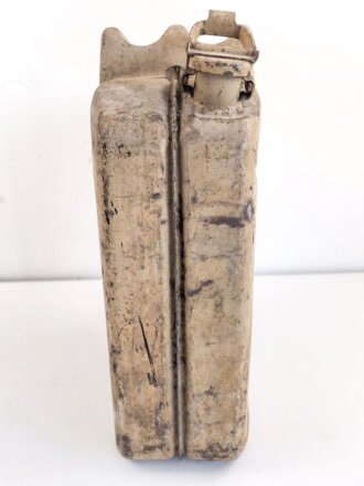 20 Liter Kraftstoff Kanister Wehrmacht datiert 1944. Originallack, ungereinigtes Stück. Zwei alt verschlossene Einschußlöcher